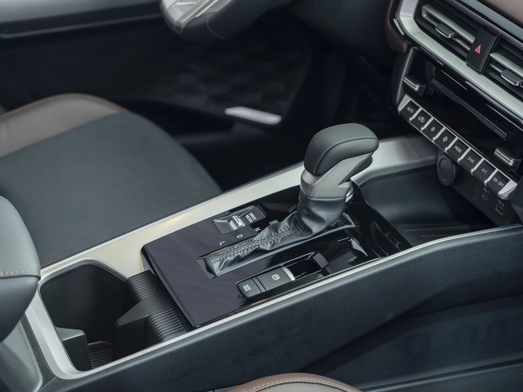 Destinator - cần số & bệ trung tâm - Mitsubishi Moveo Bình Định