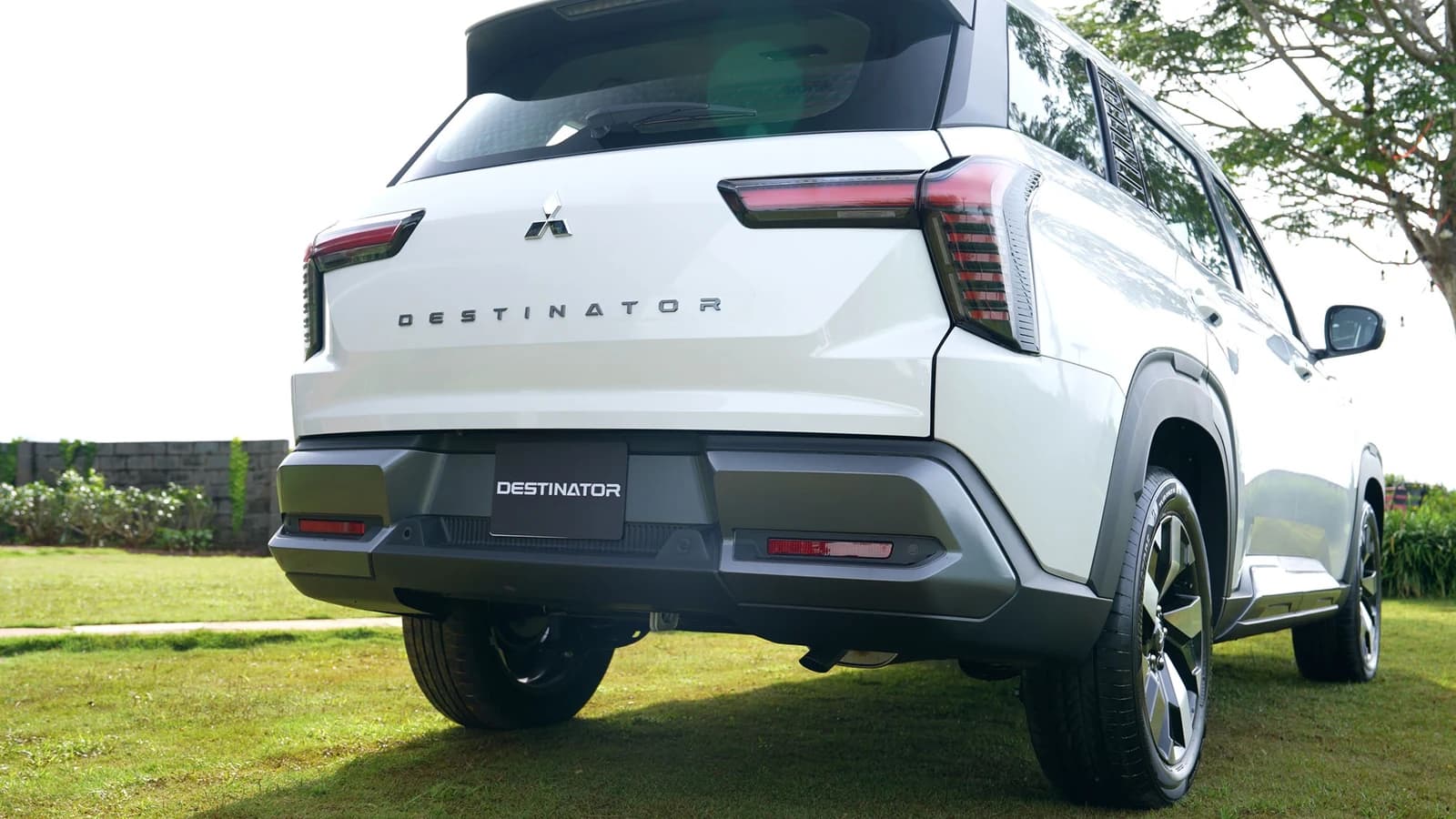Destinator - góc sau 3/4 - Mitsubishi Moveo Bình Định