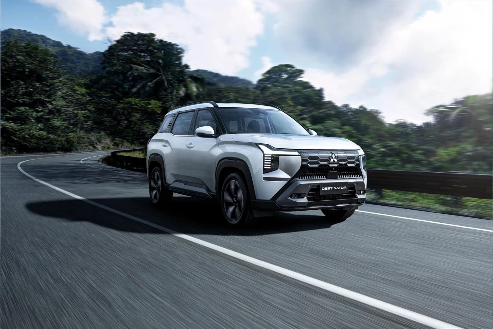 Destinator - góc trước 3/4 - Mitsubishi Moveo Bình Định